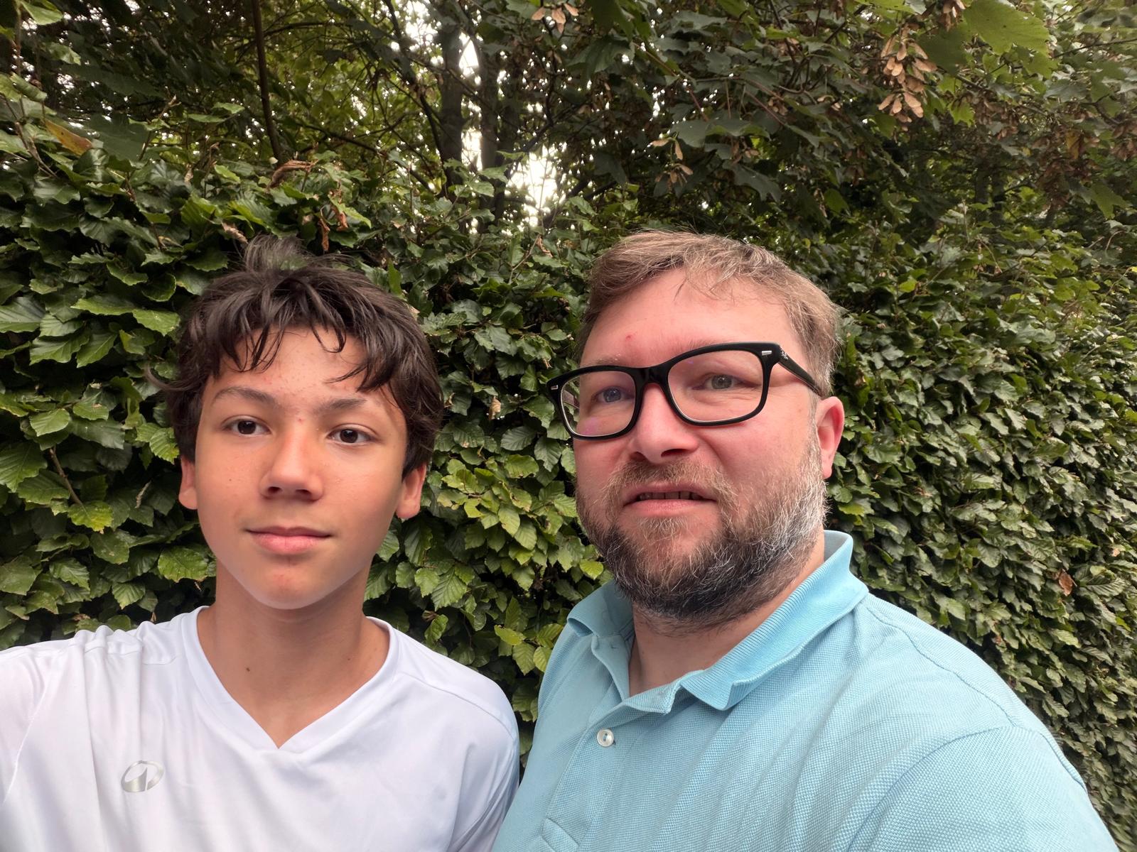 Matti und Björn vor einem Fußballstadion in Schleswig-Holstein